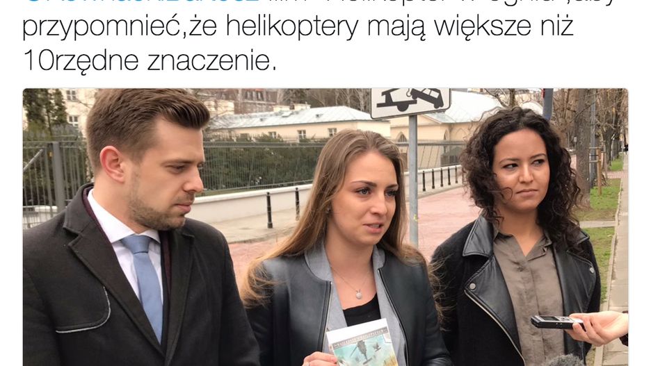 Przedstawiciele Młodych Demokratów PO wręczają film "Helikopter w ogniu" kierownictwu MON.