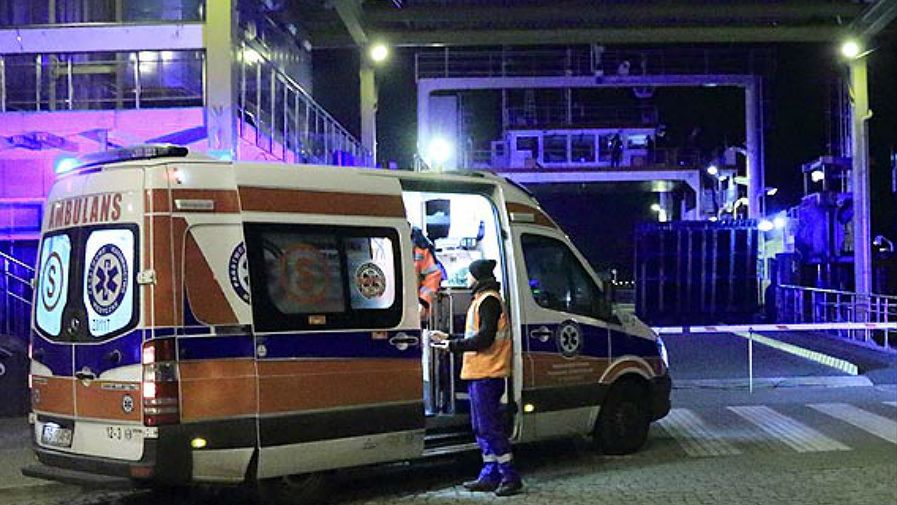 Dwóch pracowników przeprawy promowej w Świnoujściu trafiło do szpitala