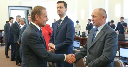Polityczne puzzle w opozycji. "Młodzi" walczą ze "starymi", w tle Tusk i... dyktafony