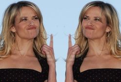 Szczęśliwa Reese z wielkim diamentem na palcu