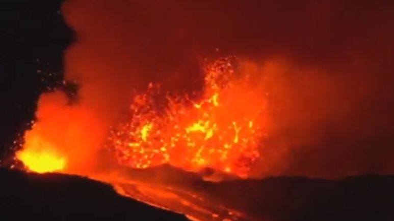 Wulkan Etna znów pluje lawą
