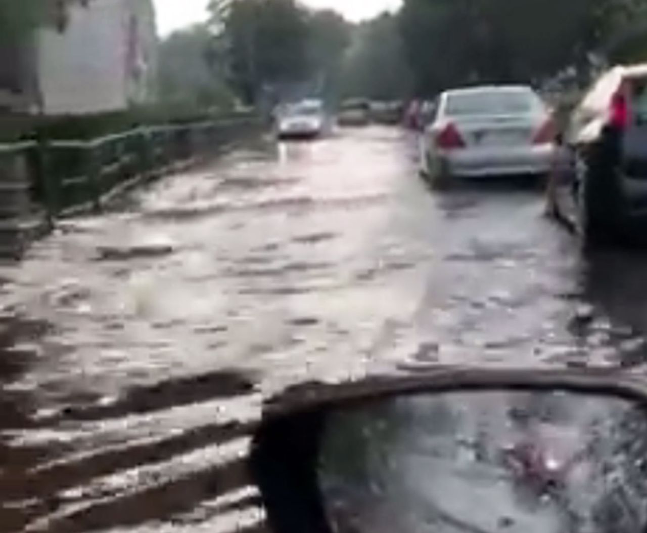 Oberwanie chmury nad Rudą Śląską. Zalane ulice i chodniki