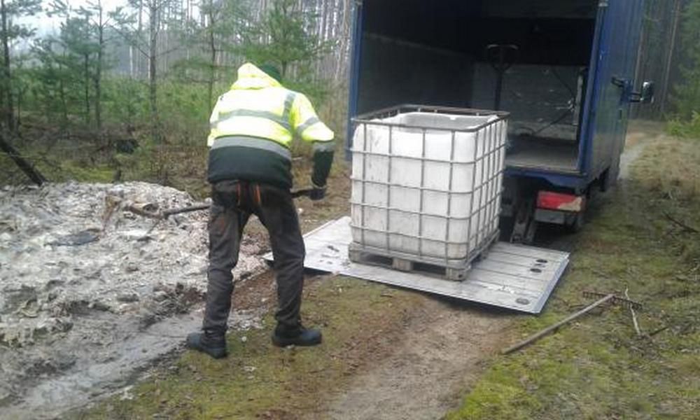 Prawie 700 kg ryb wyrzuconych do lasu. Policja ustaliła sprawcę