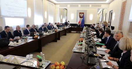 Zakaz handlu. Minister Emilewicz przedstawi na rządzie swój raport