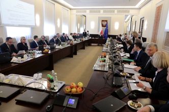 Zakaz handlu. Minister Emilewicz przedstawi na rządzie swój raport