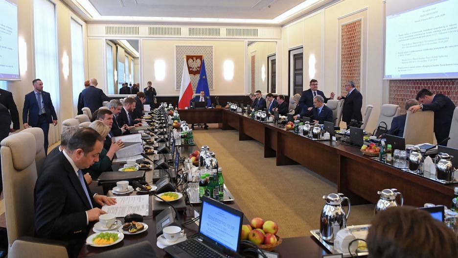 Posiedzenie rządu w trybie stacjonarnym. Przez dłuższy czas nie obejrzymy już podobnych obrazków.