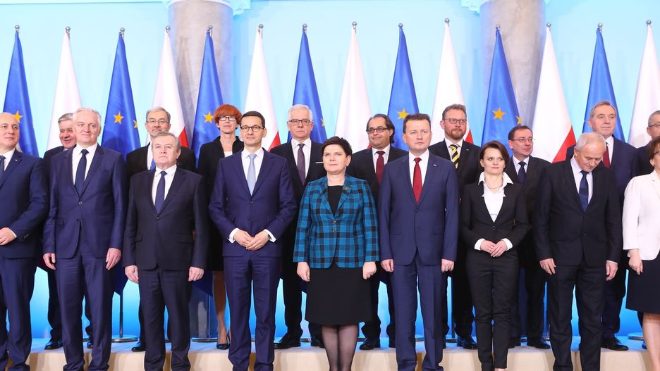 Afera z nagrodami zaszkodziła wizerunkowi partii rządzącej