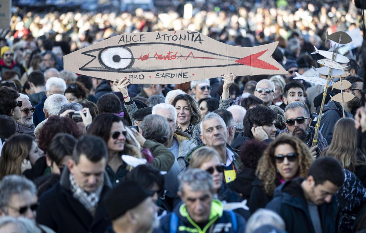 Rzym. Tysiące ludzi protestowało na wiecu "sardynek" na ulicach Wiecznego Miasta