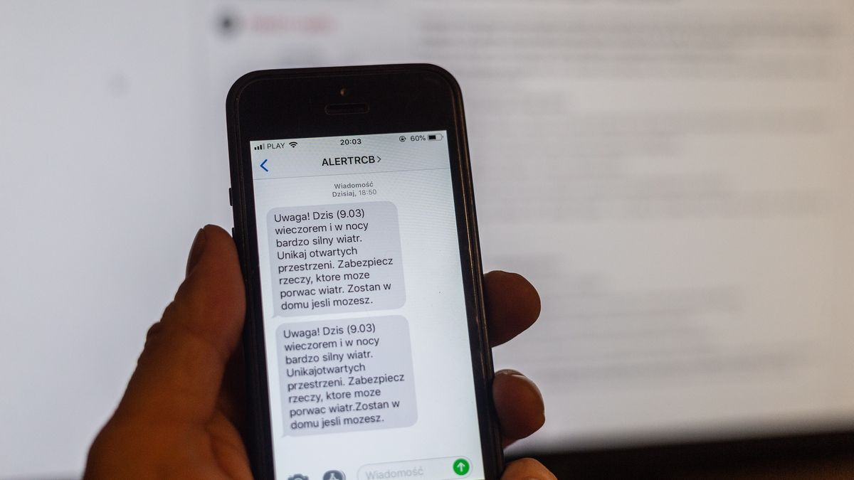 Alert RCB wysyłany jest przez operatorów sieci komórkowych na polecenie Rządowego Centrum Bezpieczeństwa.