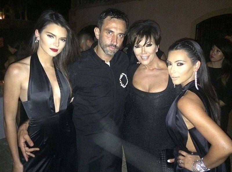 Riccardo Tisci na zdjęciu z Kim Kardashian, Kris Jenner i Kendall Jenner