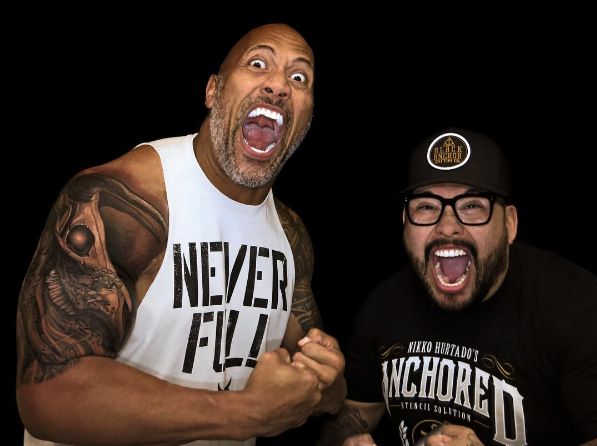 #dziejesiewkulturze: Dwayne "The Rock" Johnson wreszcie zakrył stary tatuaż. Nowy wzór ma głębokie znaczenie [WIDEO]