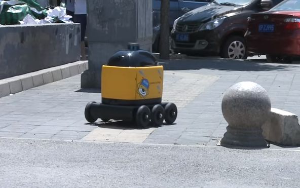 Robot pędzi ze sklepu do klienta