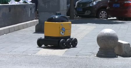 Małe żółte roboty. W Chinach tak się dostarcza przesyłki