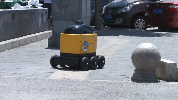 Robot pędzi ze sklepu do klienta