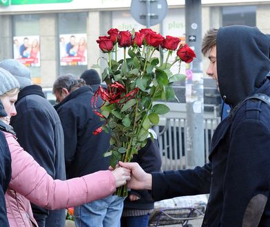 Kwiaty na wynajem w Walentynki. Za 40 zł zrobisz sobie zdjęcie z wielkim bukietem