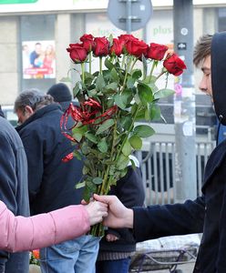 Kwiaty na wynajem w Walentynki. Za 40 zł zrobisz sobie zdjęcie z wielkim bukietem