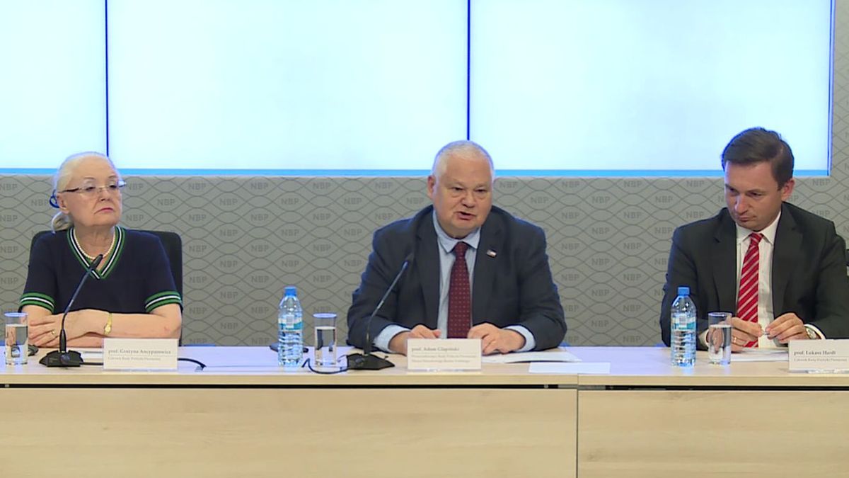 Konferencja po posiedzeniu RPP. Od lewej: Grażyna Ancyparowicz, Adam Glapiński, Łukasz Hardt