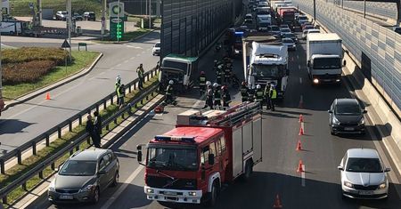 S8: ogromne utrudnienia na wysokości Marymontu. Kolizja dwóch ciężarówek i osobówki