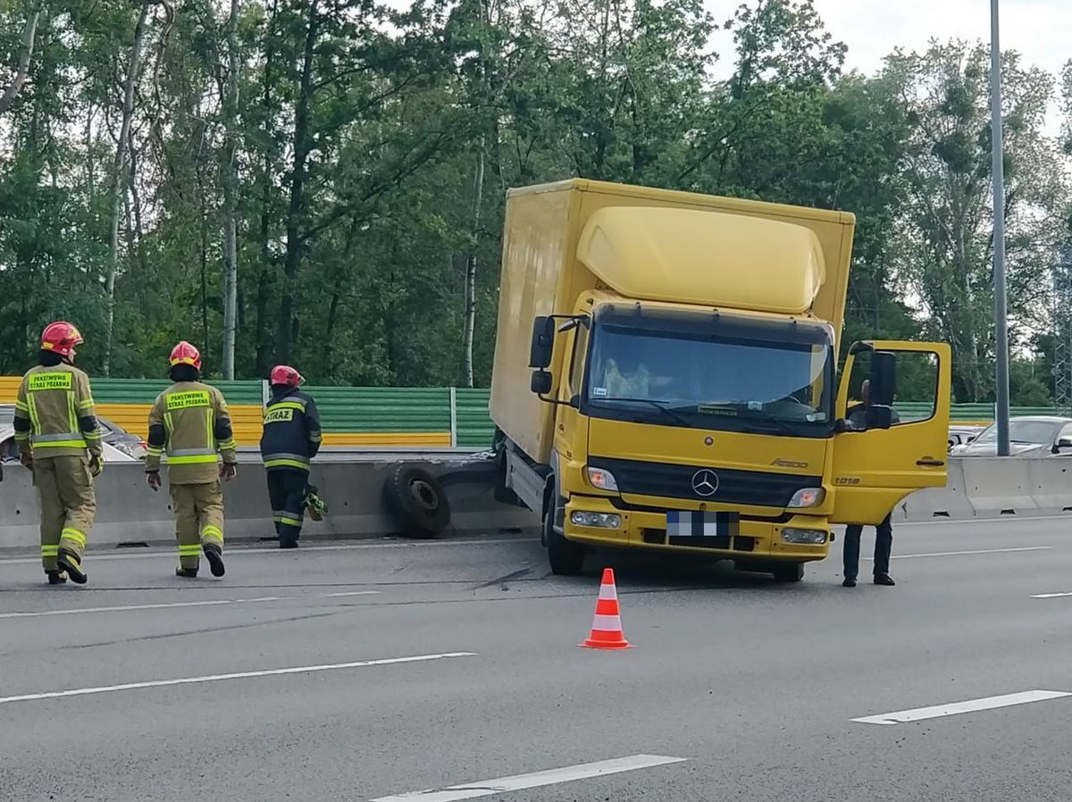 Warszawa. Wypadek na S8. Ciężarówka uderzyła w barierkę