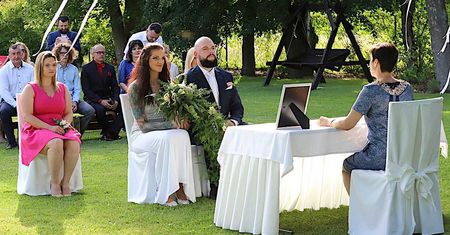 Uwielbiana polska gwiazda wzięła ślub! Mamy zdjęcia z ceremonii! Co za suknia!