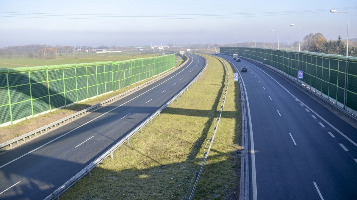 Drugi odcinek drogi ekspresowej S14 - Zachodniej Obwodnicy Łodzi - to ostatni, brakujący fragment tzw. ringu dróg szybkiego ruchu wokół aglomeracji łódzkiej.