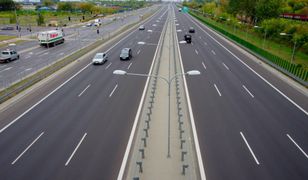 Kolizja na S2. Osobówka uderzyła w ciężarówkę