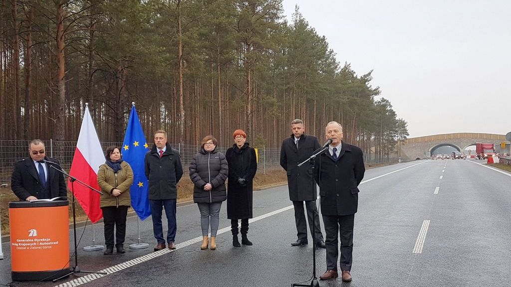 Minister Elżbieta Rafalska podczas otwarcia 17-kilometrowego odcinka ekspresówki.