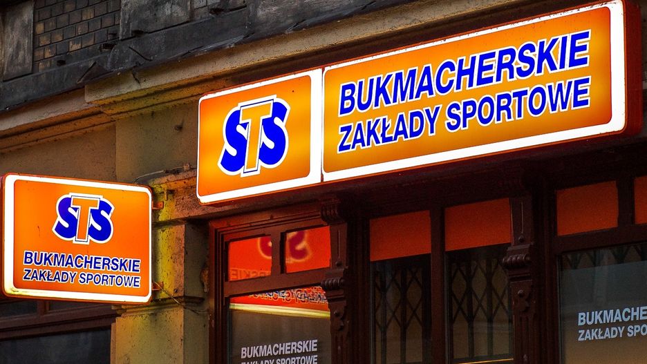 Star-Typ-Sport, znany w Polsce po prostu jako STS, to największa legalna firma bukmacherska w Polsce. 