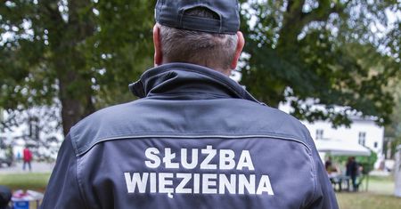 Kalisz: funkcjonariusz służby więziennej wypadł z okna na czwartym piętrze. Był na szkoleniu