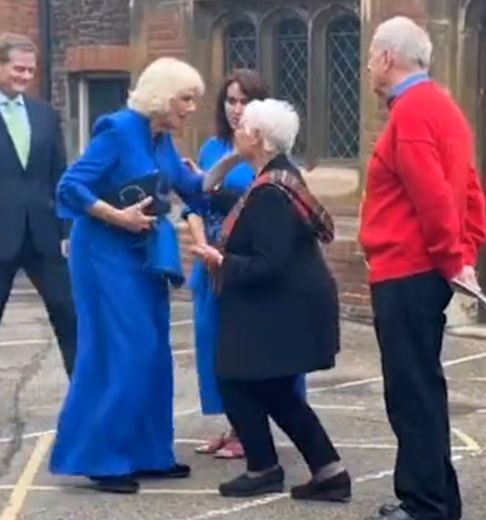 Królowa Camilla i Judi Dench. źródło: Daily Mail/zrzut ekranu