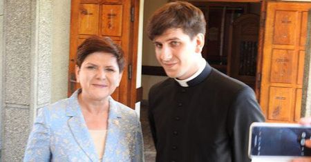 Hejt na Beatę Szydło. Znany ksiądz staje w jej obronie
