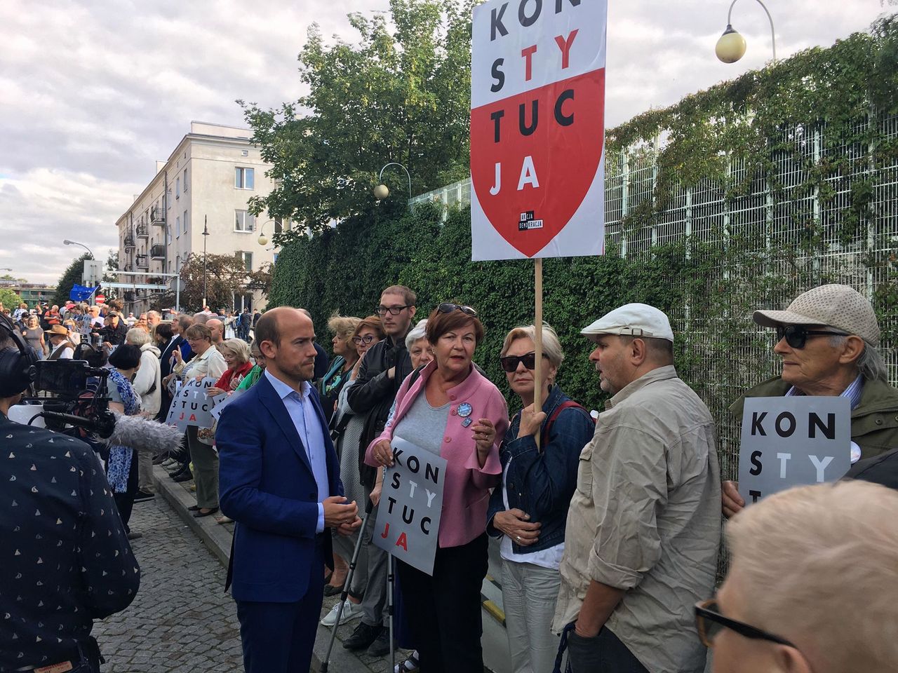 Połowa Polaków negatywnie ocenia działania PiS ws. Sądu Najwyższego. Prawie tyle samo popiera protesty