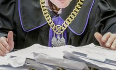 Brwinów: Porzuciła zwłoki dziecka pod kontenerem z odzieżą. Jest akt oskarżenia