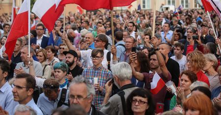 Dwa weta. Czy na decyzję prezydenta wpłynęły protesty ws. zmian w sądownictwie?