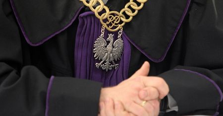 Policjanci bili pałką i rzucali o ścianę. Po latach zapadł wyrok