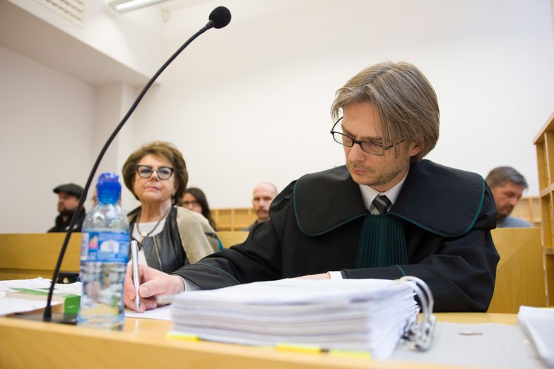 Miejska rzecznik konsumentów Małgorzata Rothert i pełnomocnik frankowiczów Iwo Gabrysiak podczas rozprawy przed łódzkim Sądem Apelacyjnym