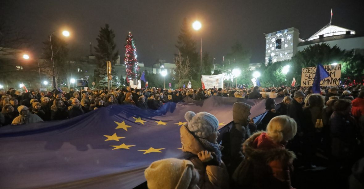 Warszawa, 18.12.2019. Uczestnicy protestu pod hasłem "Dziś sędziowie - jutro ty", przeciwko nowelizacji ustawy o ustroju sądów powszechnych i Sądzie Najwyższym 