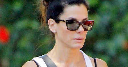 Paparazzi wypatrzyli Sandrę Bullock w tłumie. Bez makijażu ciężko rozpoznać w niej hollywoodzką gwiazdę