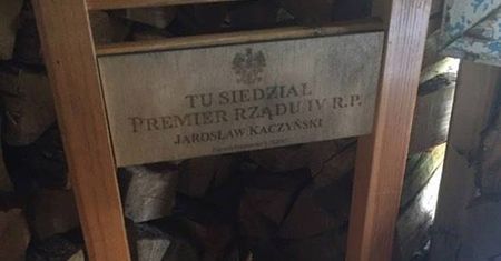 "Premier rządu IV RP". Jarosław Kaczyński doczekał się pamiątkowego krzesła