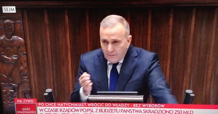 "Paskowy" TVP Info wygrał ten dzień. Jego "dzieła" przyćmiły wystąpienie Beaty Szydło