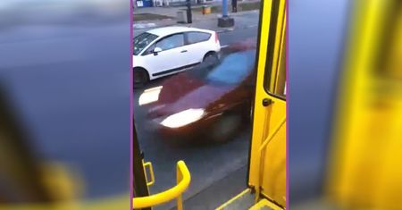 W kalendarzu styczeń, a motorniczy wiezie pasażerów z otwartymi drzwiami
