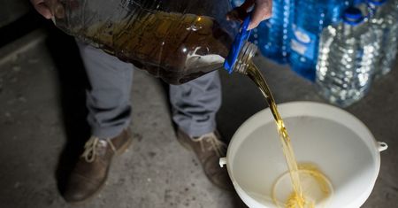 Koło gospodyń wiejskich przyłapane na sprzedaży bimbru. Interwencja służby celnej