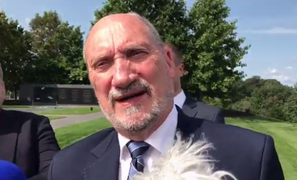 Macierewicz ostentacyjnie zignorował dziennikarza TVN. Zobacz nagranie