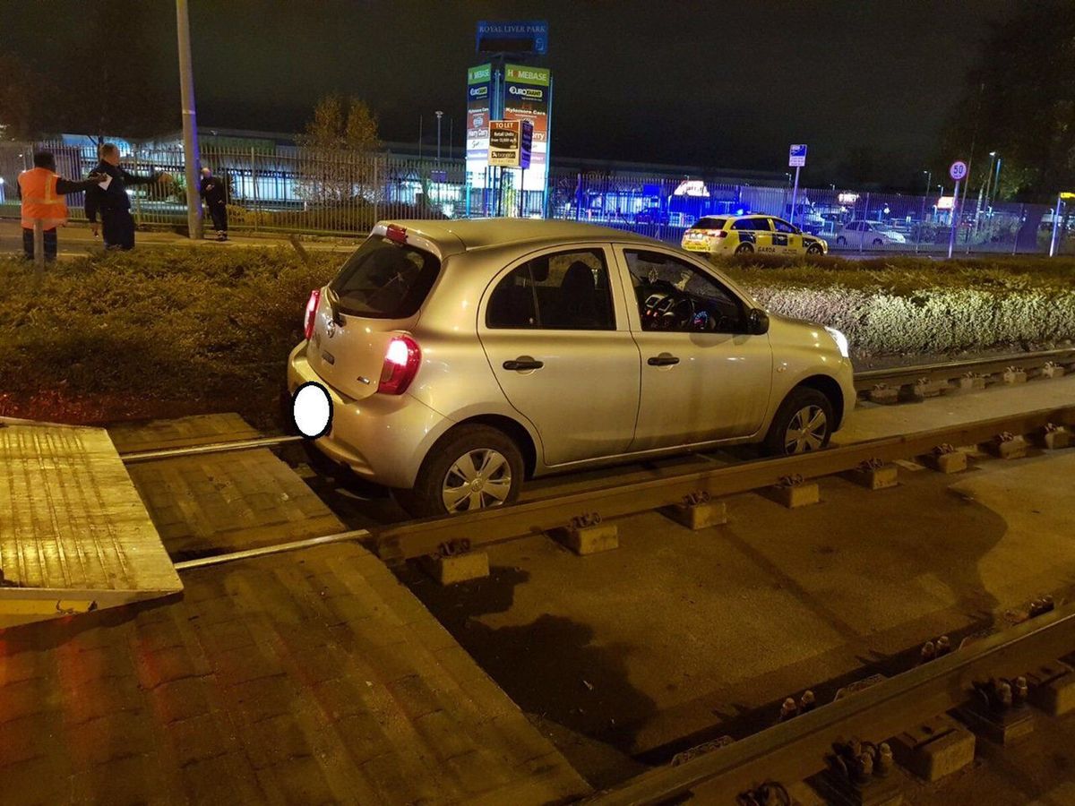 Zaparkował auto na torach. Policja aresztowała "najgorszego kierowcę świata"