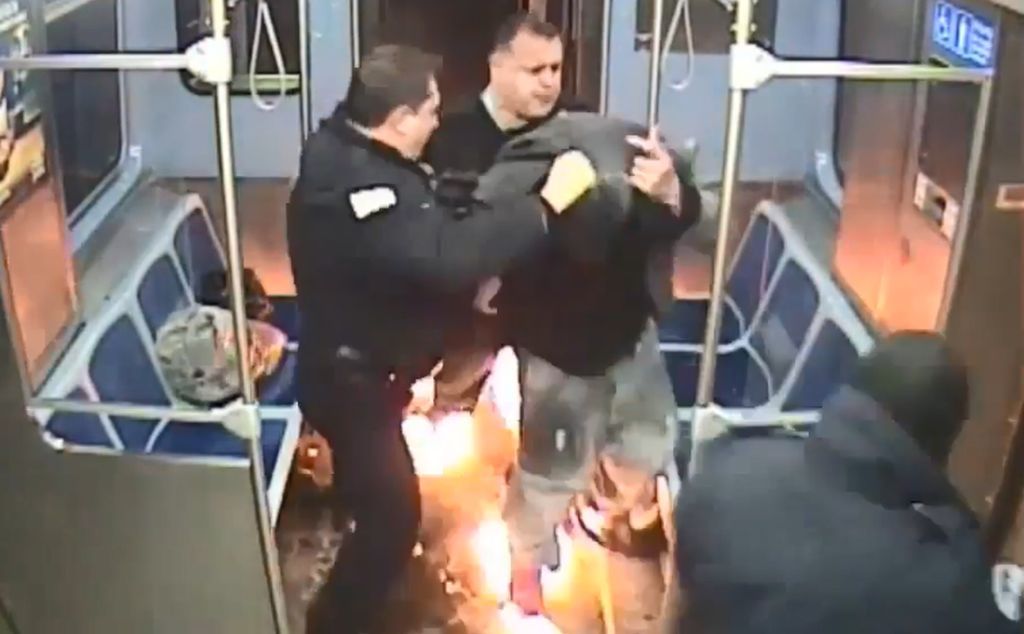 Niebezpieczna sytuacja w metrze. Mężczyzna stanął w płomieniach