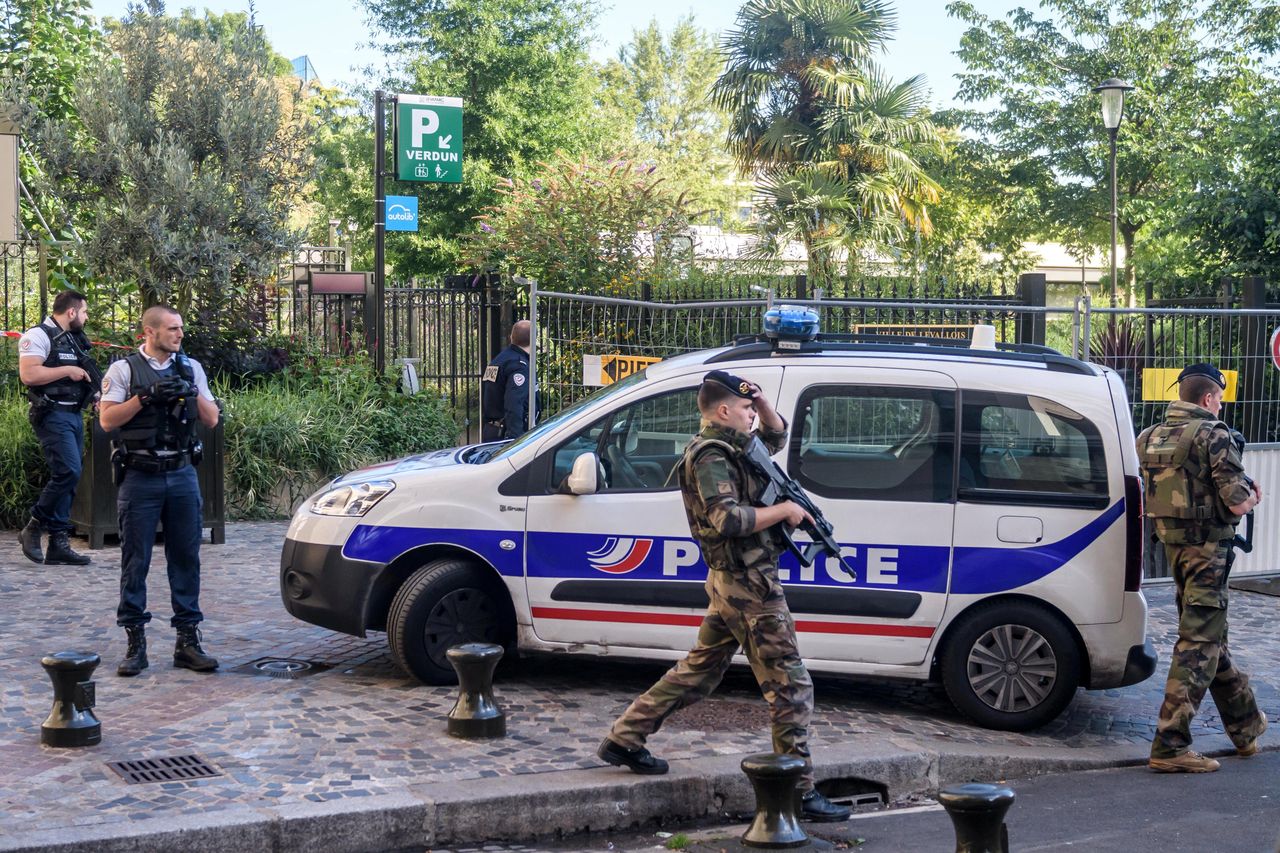 Akcja policji pod Paryżem. Znaleziono broń, ładunki wybuchowe i wyrzutnię rakiet