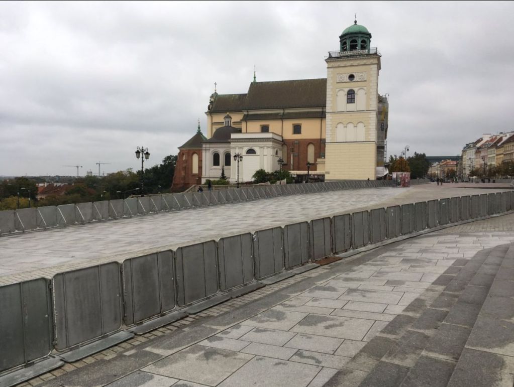 Stolica znowu odgrodzona. Warszawiacy już wiedzą, jaki dziś dzień