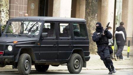 Policjanci z oddziałów specjalnych podczas akcji poszukiwania i aresztowania podejrzanych (fot. PAP/EPA)