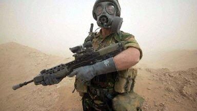 Brytyjski żołnierz na pustyni w Kuwejcie