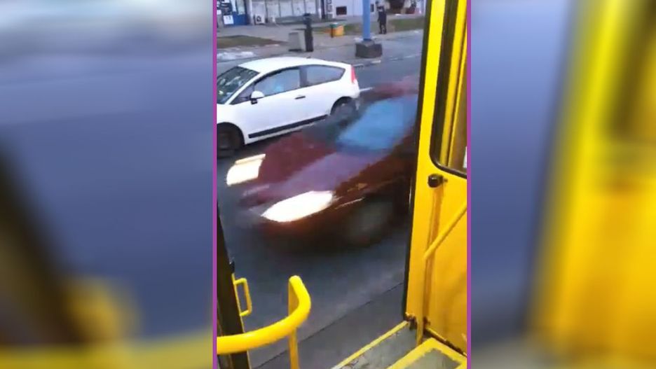 Stołeczny tramwaj z uszkodzonymi drzwiami